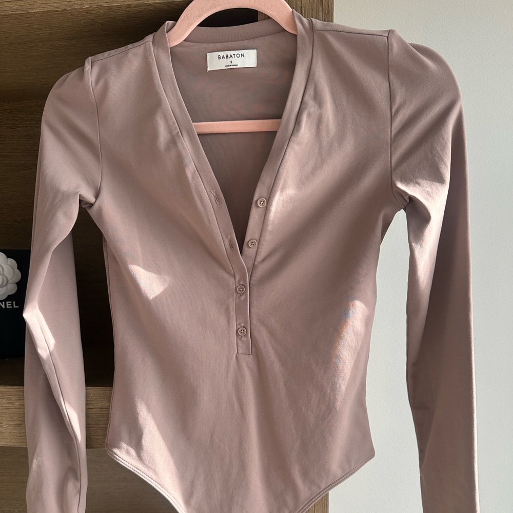 Aritzia Babaton Contour Henley (taupe) size S